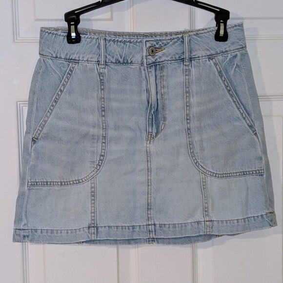 American Eagle Outfitters Dresses & Skirts - American Eagle Light Wash Denim Mini Skirt Size 6 High Waisted  Pockets